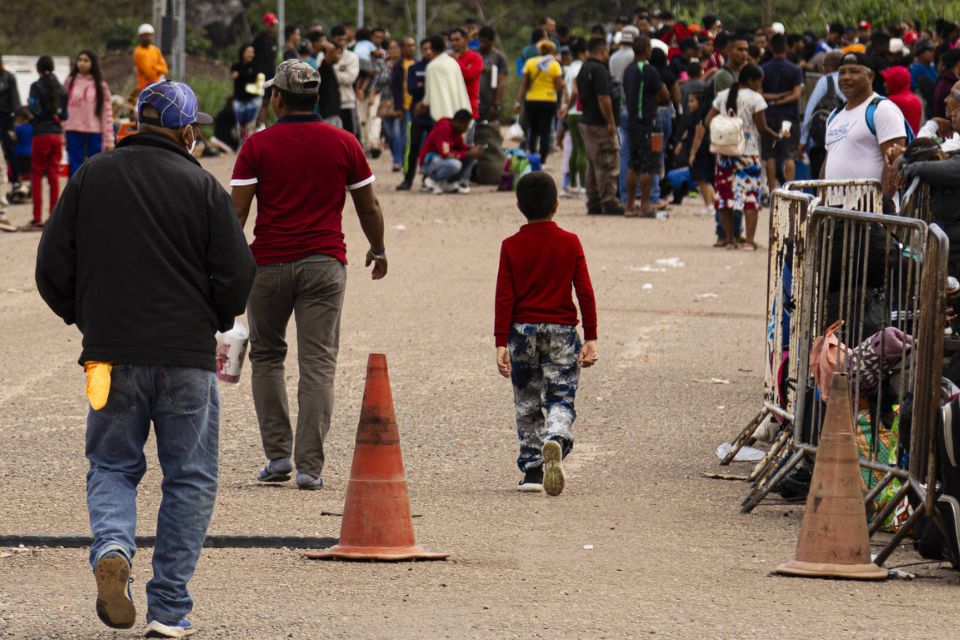 Venezolanos migrantes en la frontera con Brasil