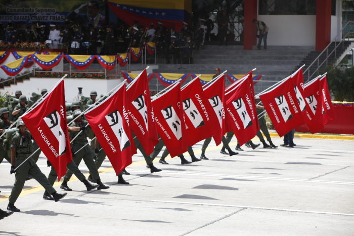 Chavez_Vive_Militar desfile bandera revolución chavez