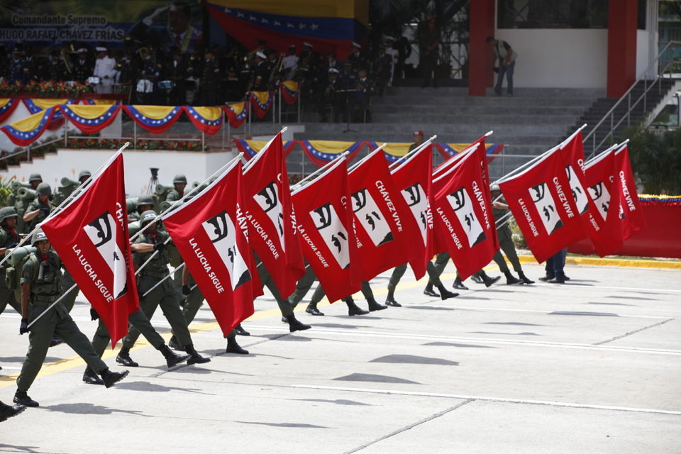 Chavez_Vive_Militar desfile bandera revolución chavez