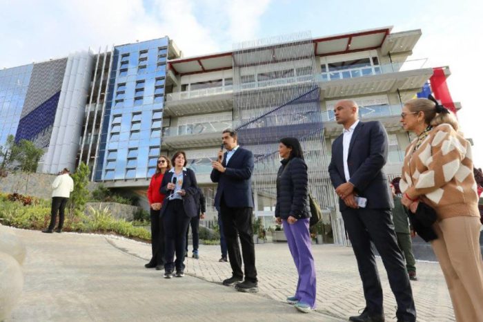 maduro inaugura universidad de la ciencia