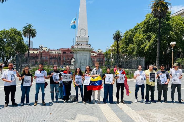 Migrantes venezolanos en Plaza de Mayo Argentina
