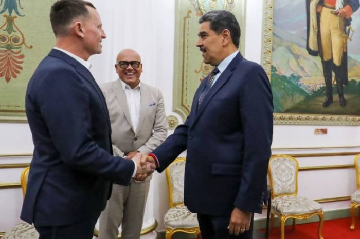 Richard Grenell y Nicolás Maduro