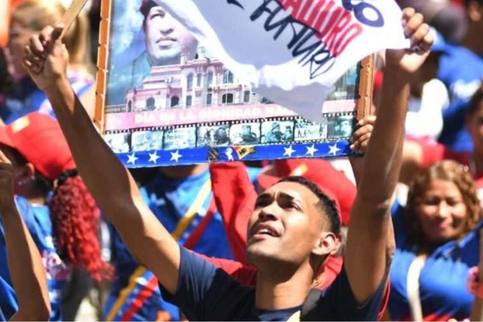 Oficialistas marchan