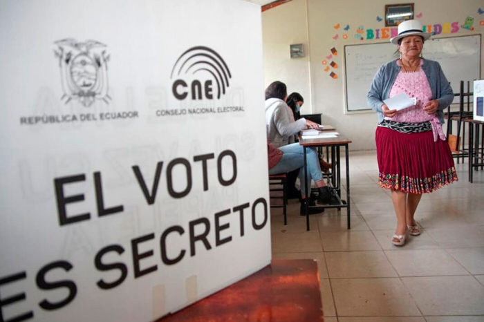 Ecuador va a las urnas en medio de una crisis múltiple