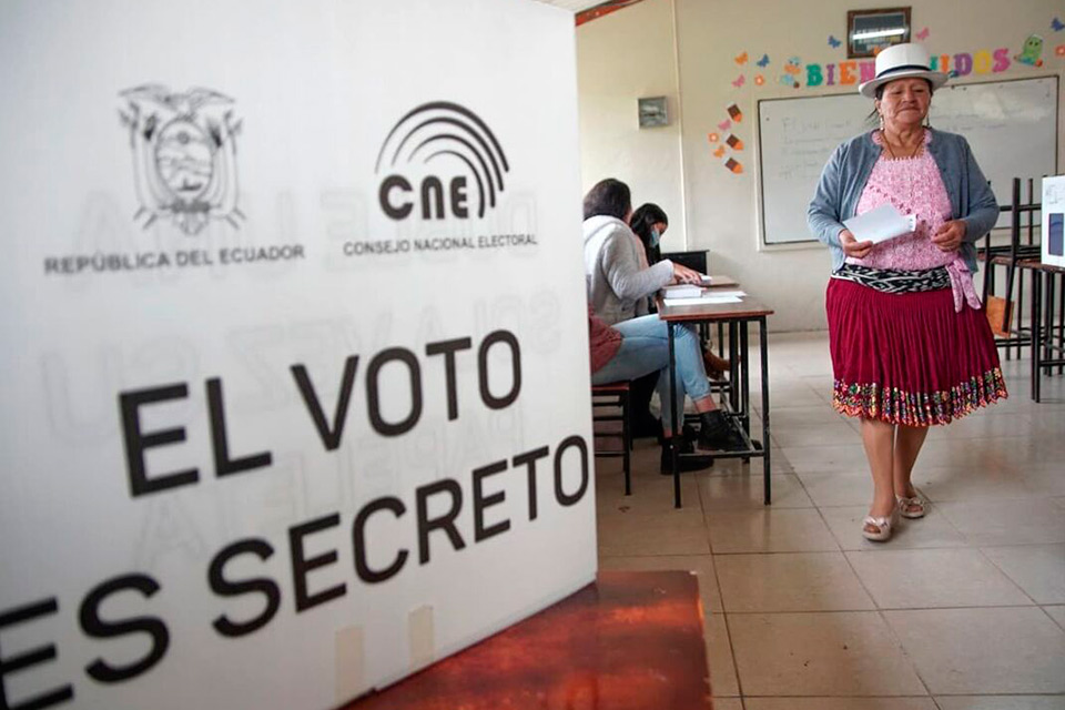 Ecuador va a las urnas en medio de una crisis múltiple