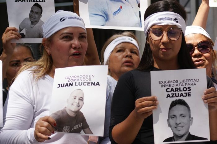 Familiares de juan lucena y carlos azuaje