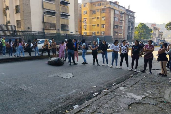 protesta representantes docentes El Llanito 20.02.2025