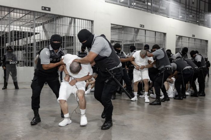 Venezolanos llevados a El Salvador