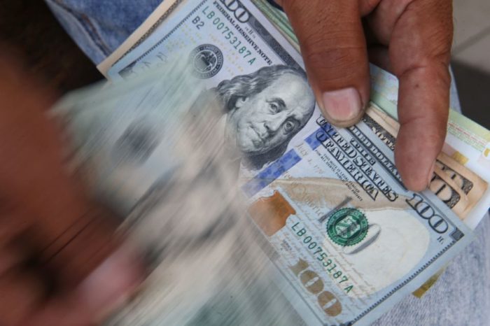dinero dólares economía ahorros Venezuela bolívar dólar comerciantes TSJ