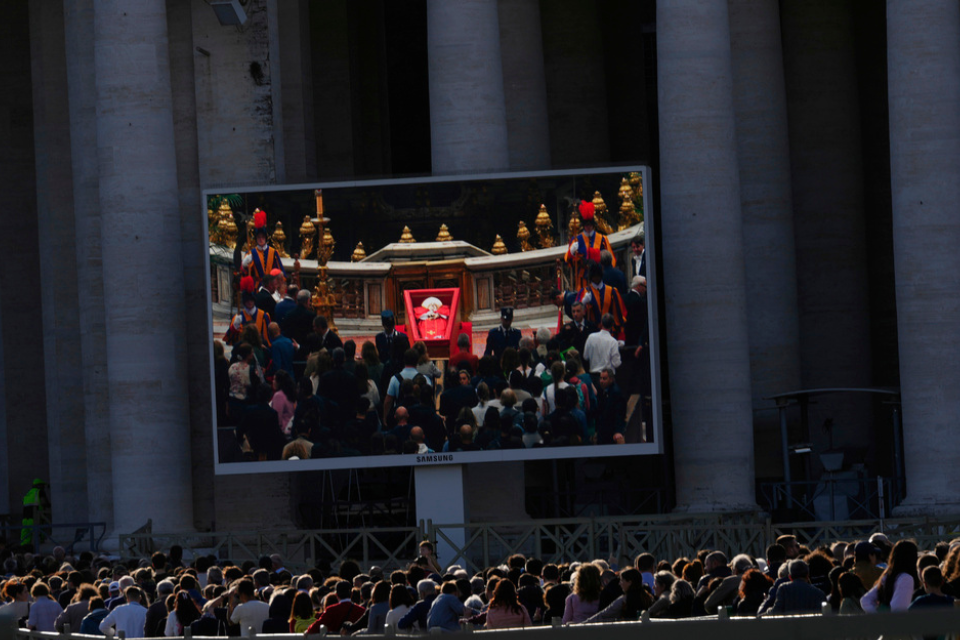 Fieles se congregan para dar su último adiós al papa Francisco en la Basílica de San Pedro, en el Vaticano, el viernes 25 de abril de 2025. (AP Foto/Luca Bruno)
