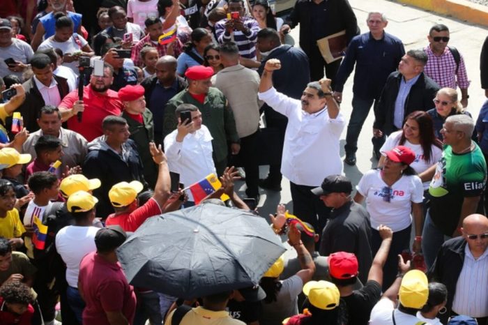 Nicolás Maduro comunas consulta popular
