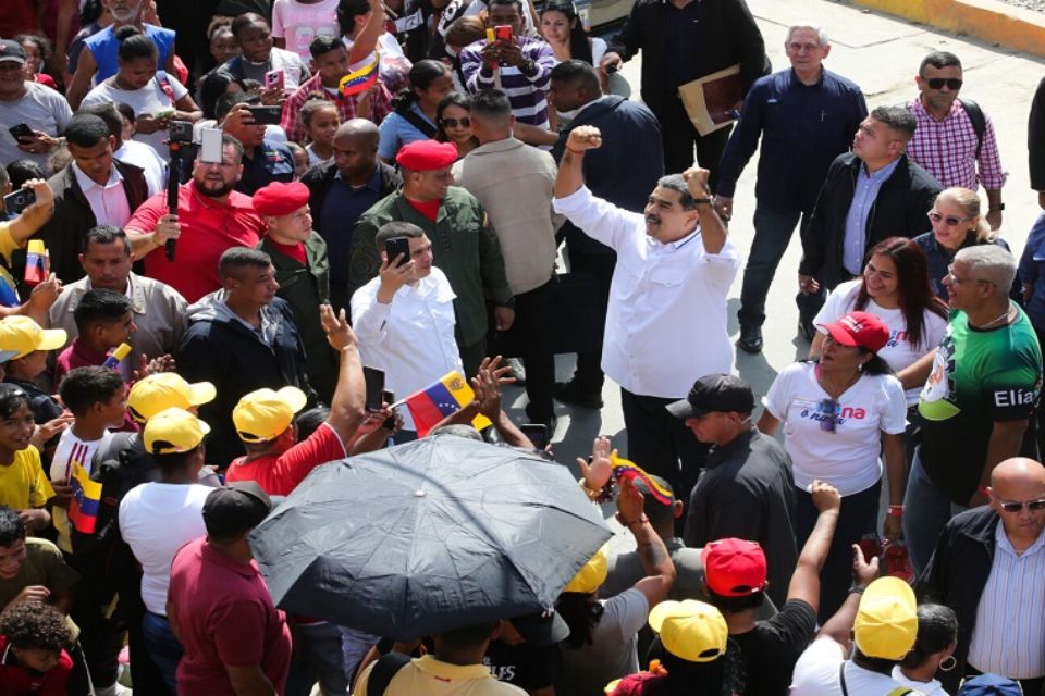 Nicolás Maduro comunas consulta popular