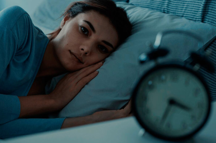Cómo dormimos los latinos: la crisis del sueño en la era digital