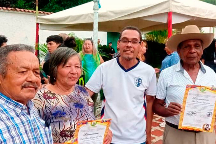 Merecido reconocimiento, maestra Paula (Nogal)
