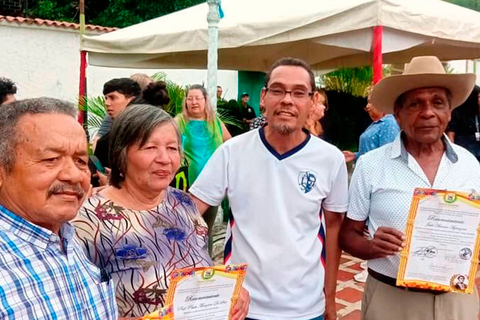 Merecido reconocimiento, maestra Paula (Nogal)