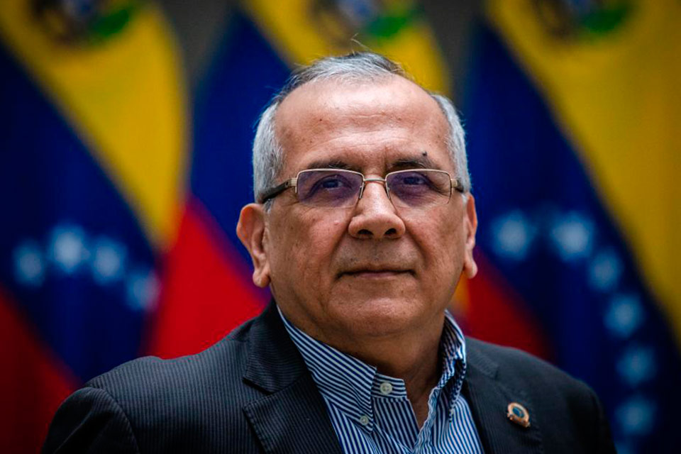 Barriendo la disidencia / Rodrigo Cabezas