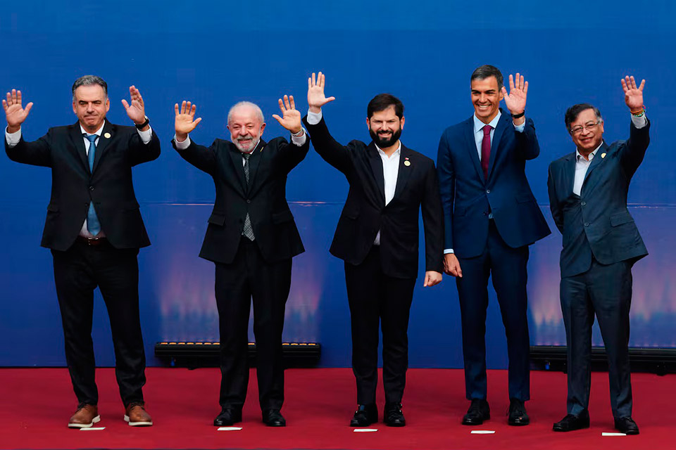 La cumbre por la democracia en Chile, un fiasco