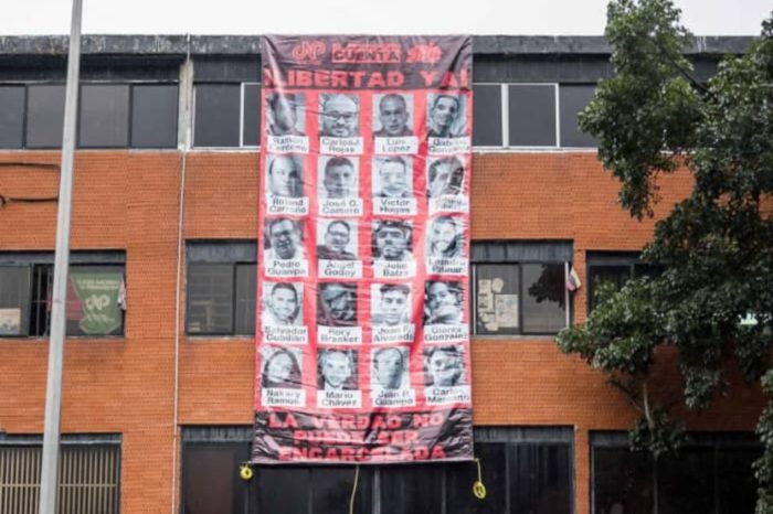Pancarta periodistas vandalismo comunicadores presos