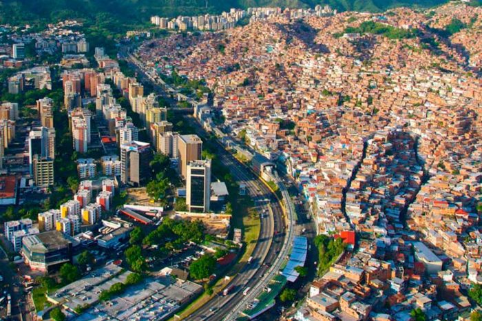 Barrios brujos y favelas: un siglo de informalidad urbana en AL