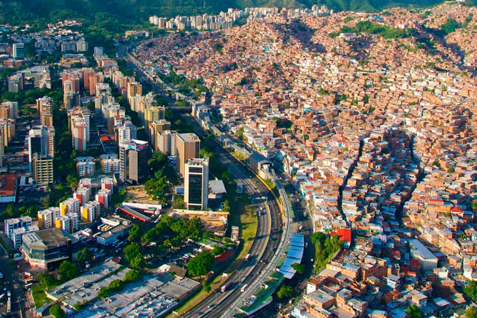 Barrios brujos y favelas: un siglo de informalidad urbana en AL
