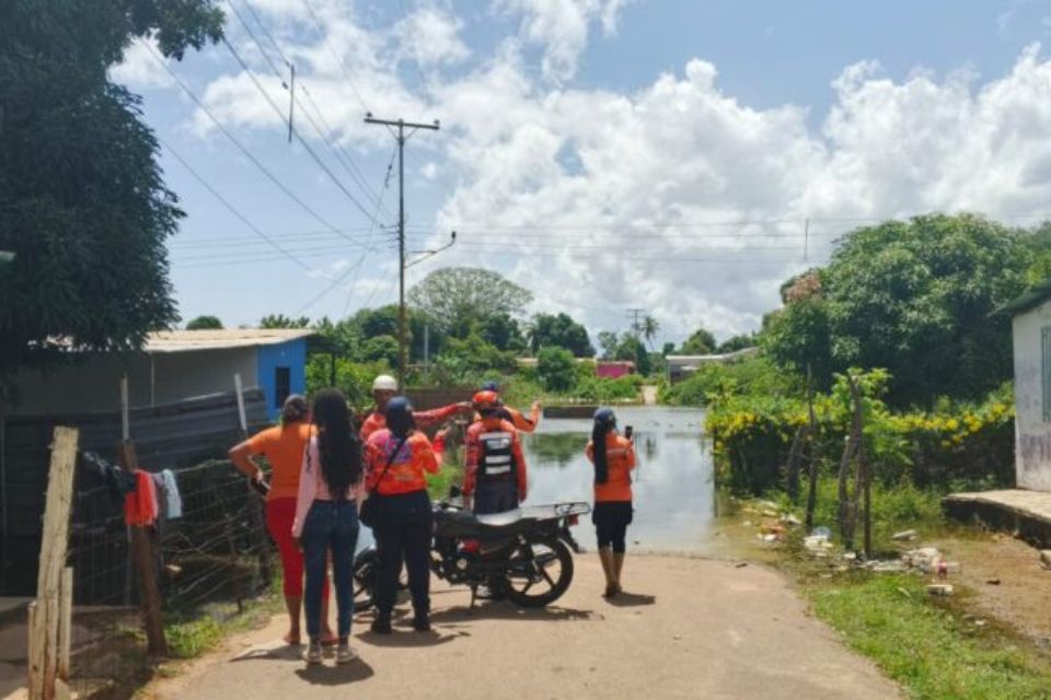 Orinoco crece y afecta viviendas