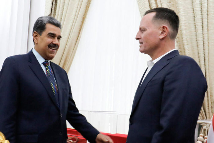 Una salida de fuerza no soluciona el conflicto ni garantiza la paz / Richard Grenell y Nicolás Maduro