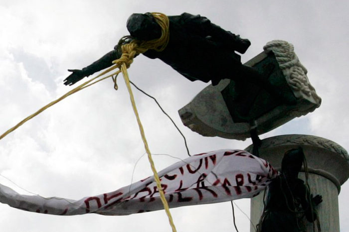 Nostalgia por la monarquía / Estatua Cristóbal Colón