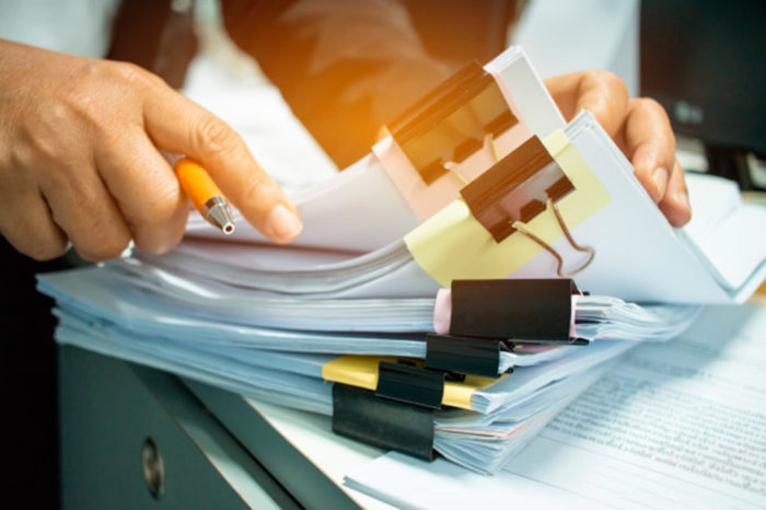 ¿Estamos gestionando papeles, o invirtiendo en enseñar?