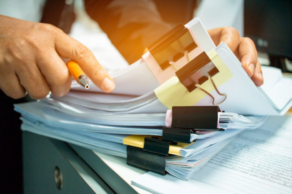 ¿Estamos gestionando papeles, o invirtiendo en enseñar?