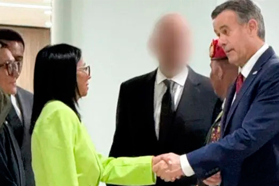 De la farsa antimperialista a la alfombra roja para la CIA