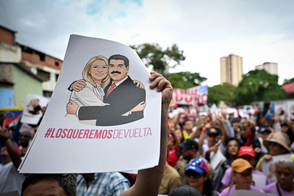 Seguidores de Maduro y Flores