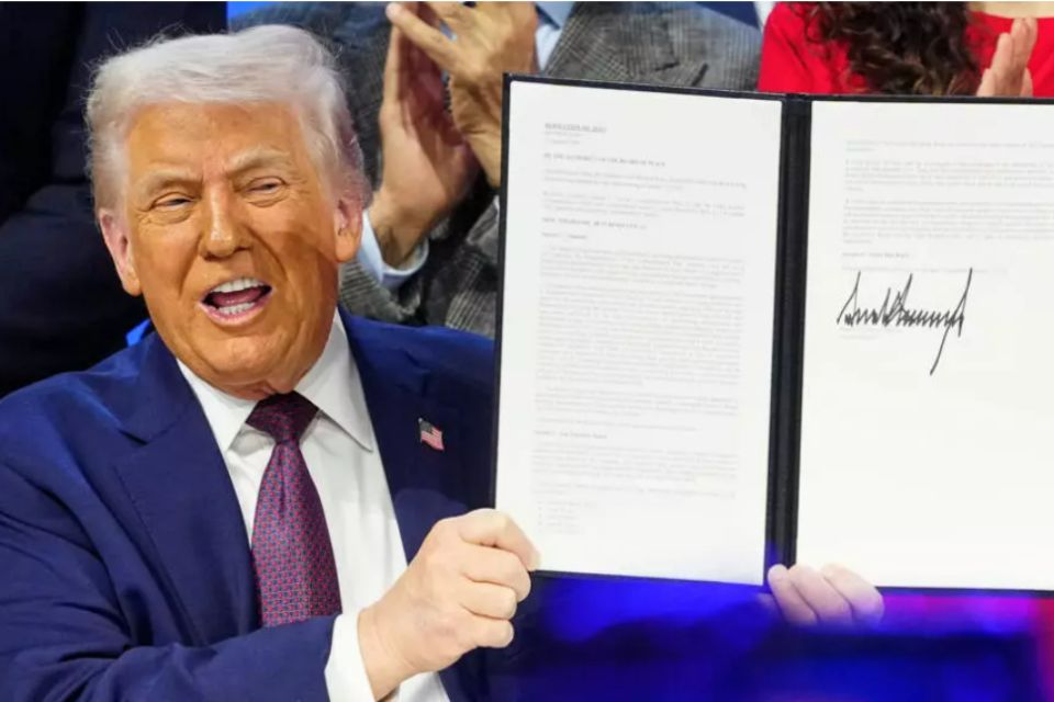 Donald Trump firma Consejo de Paz