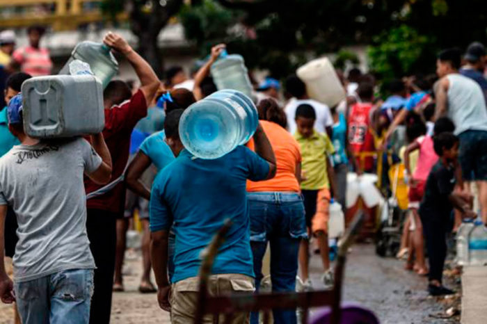 Vivir a medias: los venezolanos que persiguen el agua cada día