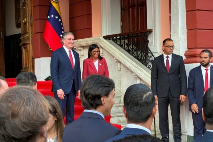 Delcy Rodríguez Doug Burgum Ley de Minas EEUU