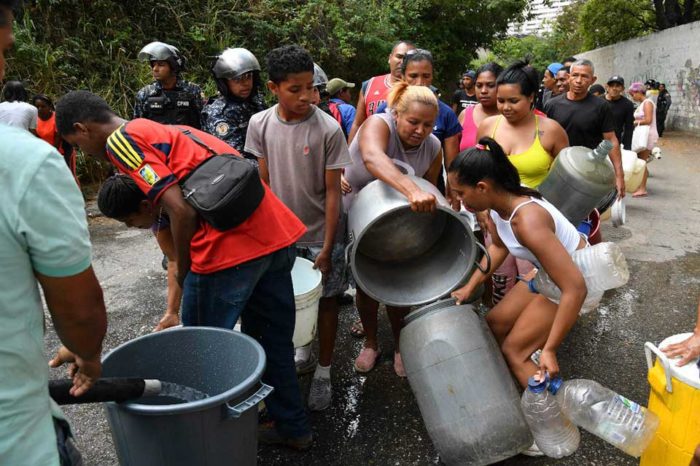 Dos gobiernos sin políticas ante la emergencia humanitaria