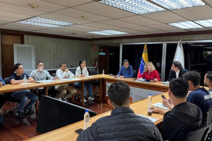 Ministra Anamaría Sanjuán con Sanjuán estudiantes UCV