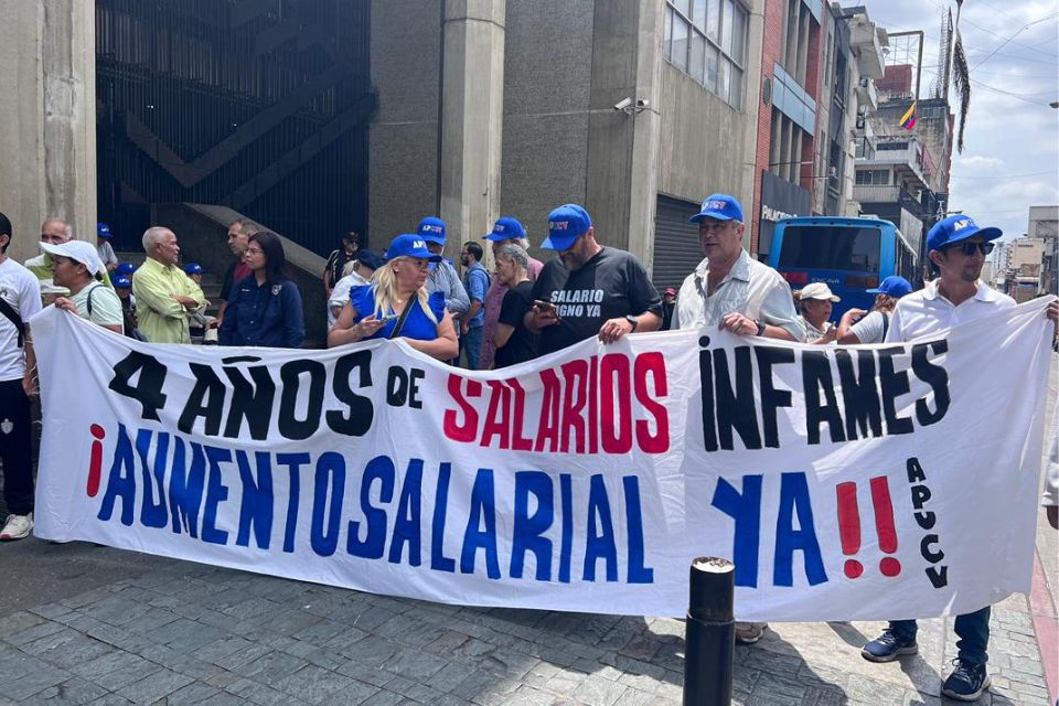 Bono no es salario. Profesores protestan en el Ministerio de Educación