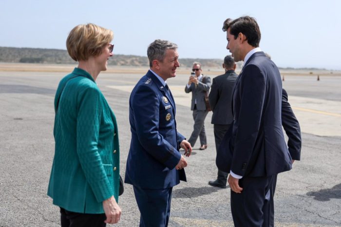 Gobierno encargado recibe a Dan Caine