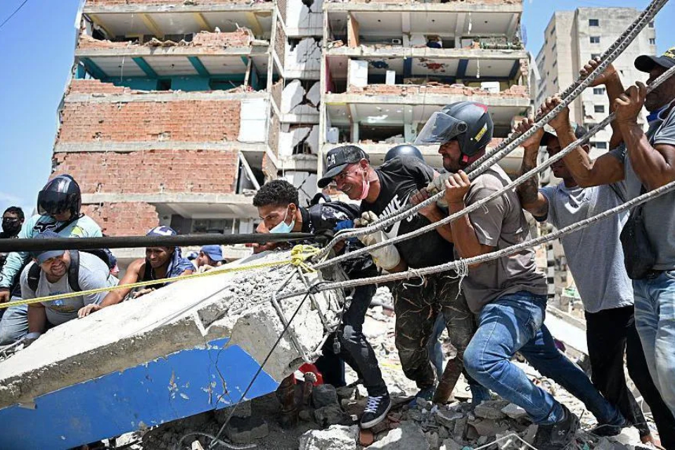 rescatistas post terremoto venezuela escombros