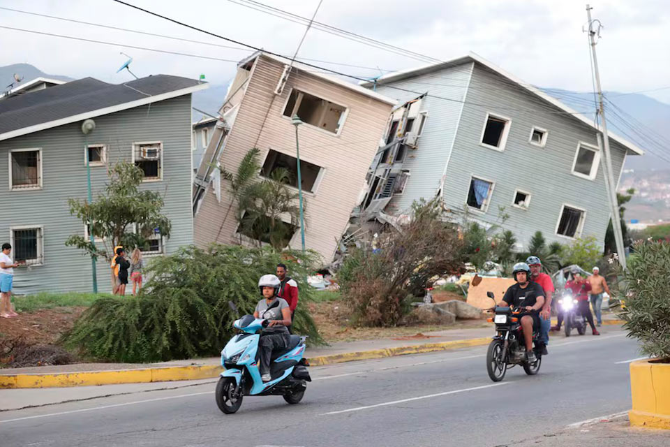 Bajo los escombros desplazados