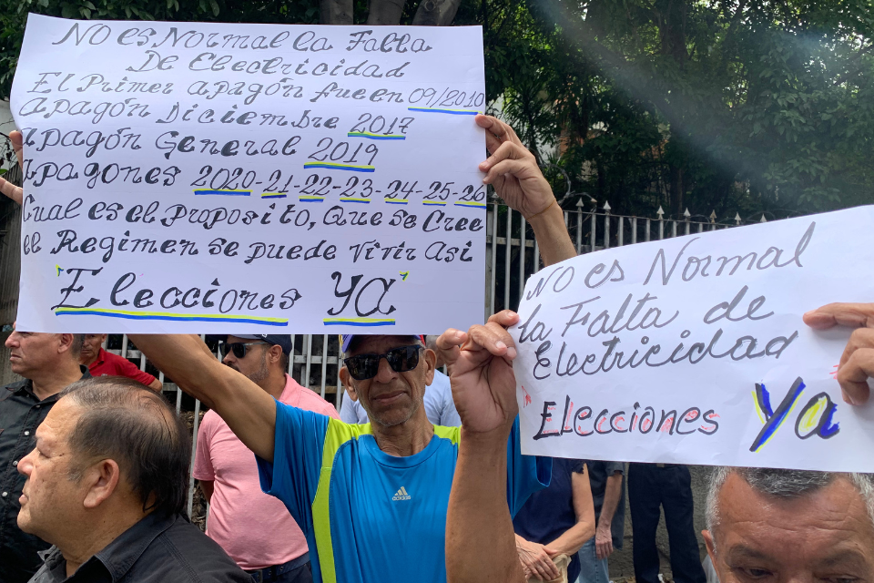 Manifestantes exigen cese de apagones