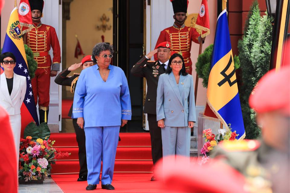 Delcy recibe a Primera ministra Barbados