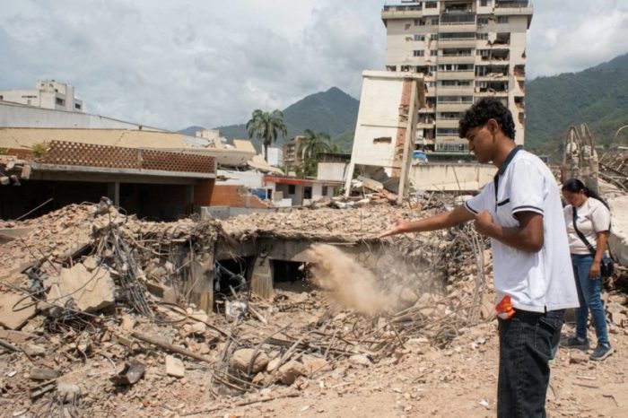 joven lanza tierra a escombros - roca park