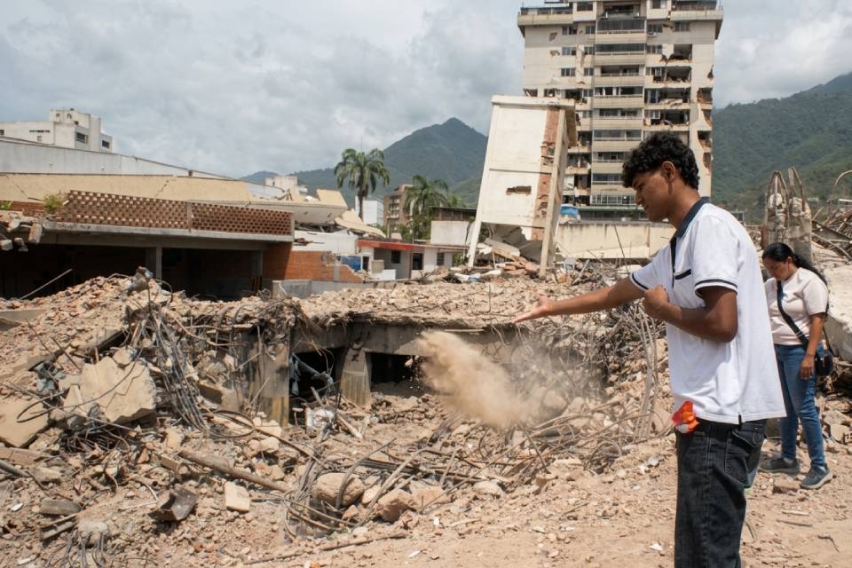 joven lanza tierra a escombros - roca park