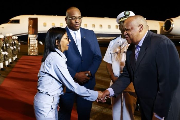 Delcy Rodríguez en Surinam