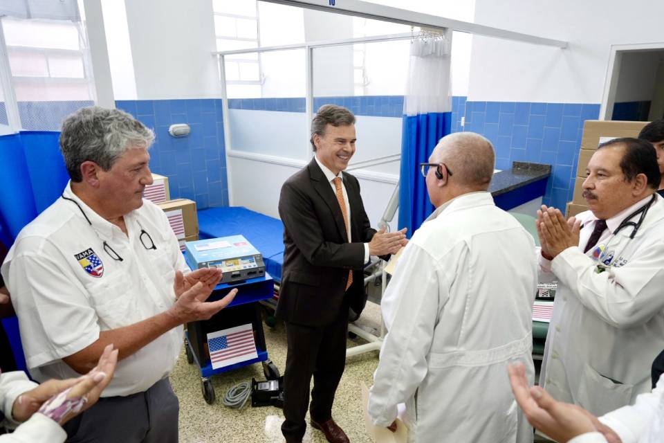 Entrega insumos hospital Vargas EEUU
